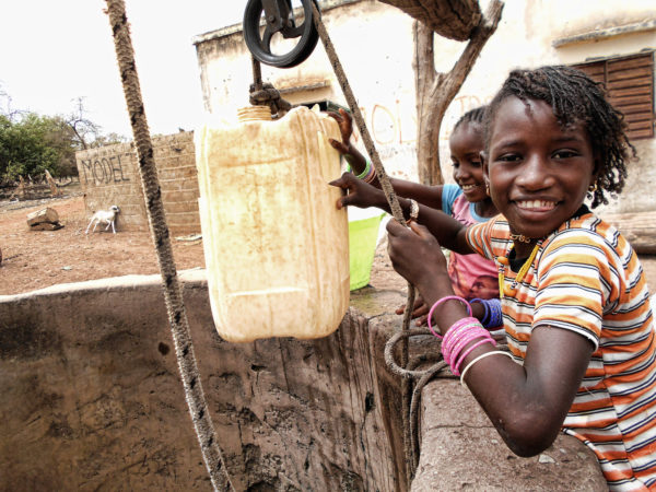 <span>Chicas jóvenes extrayendo agua</span><i>→</i>